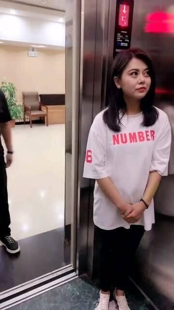 电梯吃瓜瞬间,揭秘高空惊魂一幕