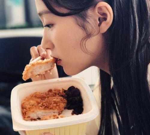 女明星吃春饼瓜,美味佳肴共赏春日盛宴