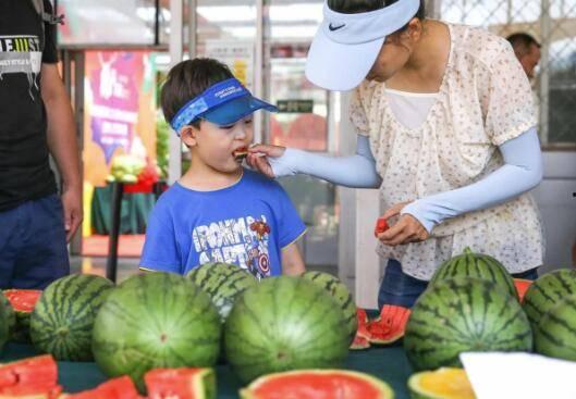 吃瓜的样子比瓜甜的好看,吃瓜达人风采尽显